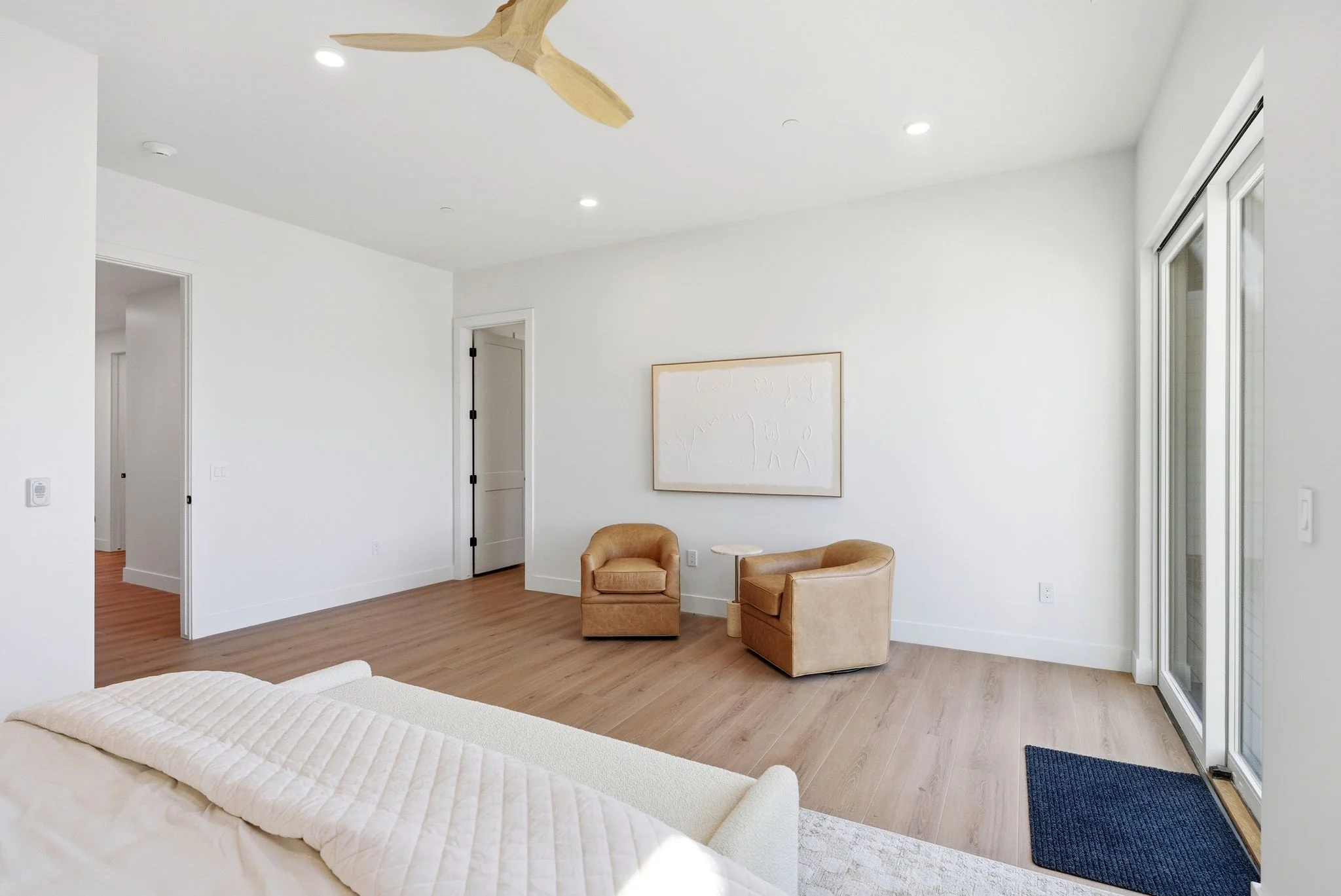 Hang out area at foot of primary bed